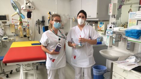 Auf der Kinderstation - Anleiterin Joanna Sicldmeyer (l.) und Nina Maibom (Bild: Inforadio/Thomas Rautenberg)